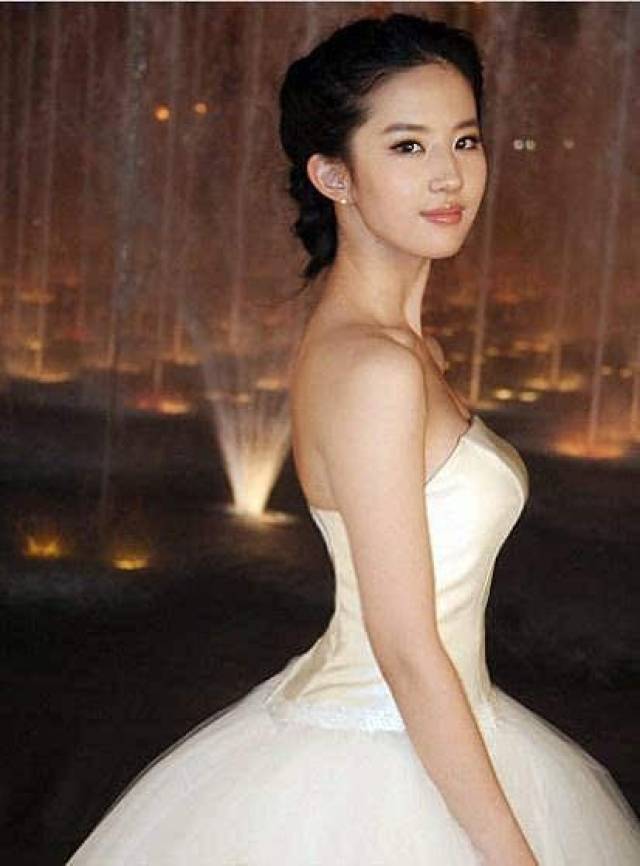 瓜子脸女星的独特魅力展现